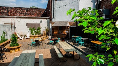 10 Great Bars To Go To With 10 Or More People feature image