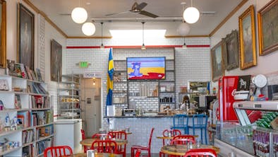Where To Have A Quick Meal When You Don’t Feel Like Eating In Your Car feature image