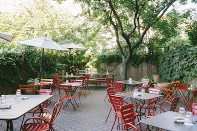 57 Great Places To Eat Outside Right Now feature image