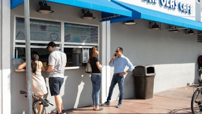 Where To Eat After The Beach If You’re A Little Sandy And Gross feature image