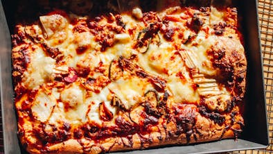 The 10 Best New Pizzas In Chicago feature image