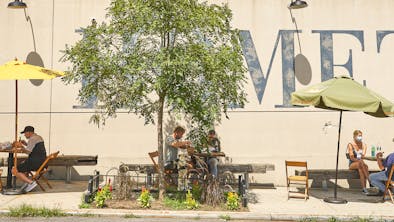 Where To Get A Big Group Meal Outside In NYC feature image