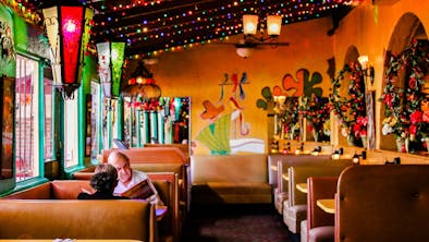 Great Restaurants For A Last-Minute Group Dinner feature image