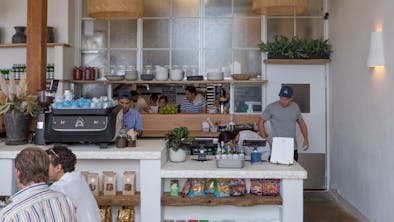 LA Coffee Shops That Serve Great Food feature image