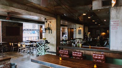 The Best Restaurants For Watching Sports On TV feature image