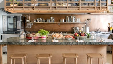 The Best Places To Eat With A Vegetarian When You Aren’t One feature image