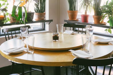 The Best Restaurants For Affordable Group Dinners feature image