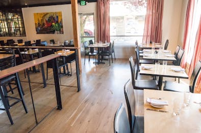 The Best Walk-In Only Restaurants For Date Night (When You Didn’t Make A Reservation) feature image