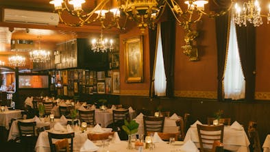 13 Touristy Restaurants That Are Actually Good feature image