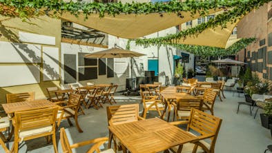 Where To Eat Outside In Williamsburg feature image