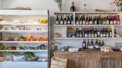 Where To Eat With A Third-Tier Friend feature image
