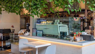 Where To Eat With A Third-Tier Friend feature image