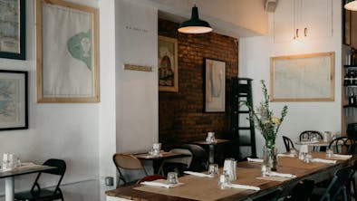 Where To Eat With A Third-Tier Friend feature image