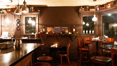 Where To Eat When Your Family Comes To Town feature image