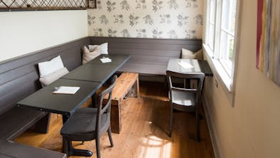 Where To Drink With Friends From Out Of Town feature image